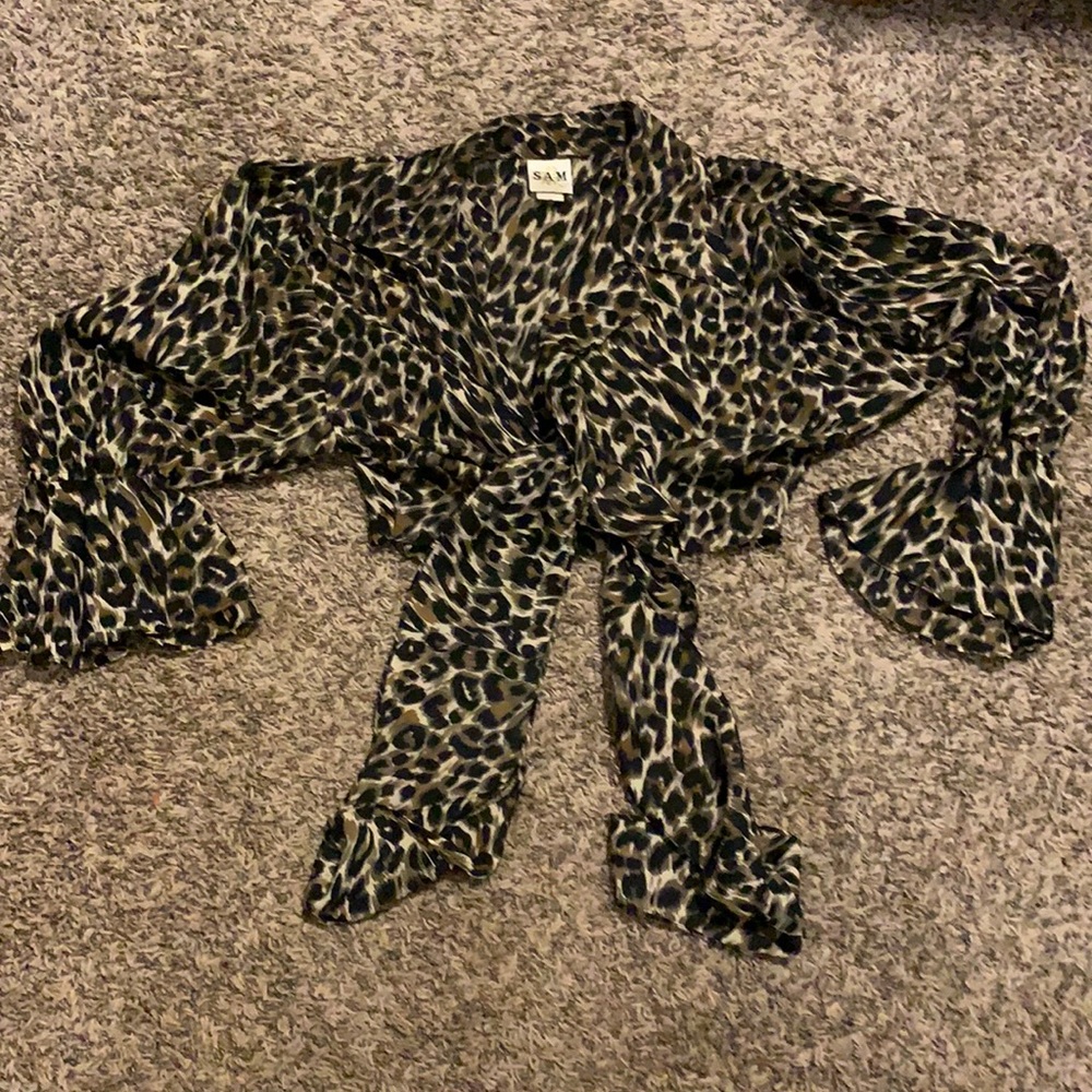 Super cute leopard top~med-large:)
